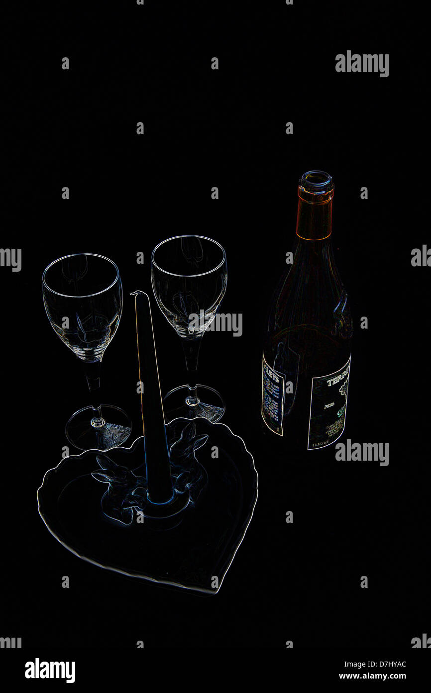 Un aperçu de l'image surréaliste d'une bouteille de vin, deux verres, un plat en forme de coeur avec une seule bougie. Banque D'Images