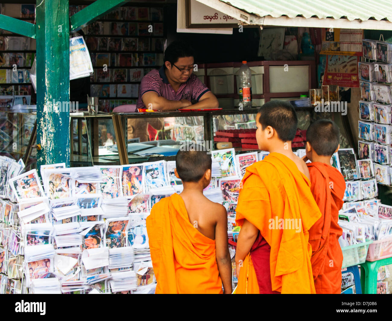 Les moines novices au marché de Kyaing Tong, la Birmanie (Myanmar) Banque D'Images