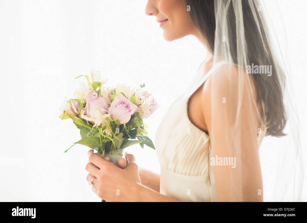Bride holding bouquet Banque D'Images