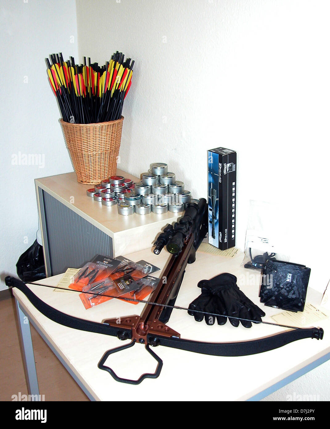 Une arbalète, arme à sous-munitions et accessoires sont présentés lors d'une conférence de presse de la police dans la région de Jena, Allemagne, 08 mai 2013. Un animal présumé agresseur pris de Thuringe a attiré l'attention de la police pour lui-même par l'achat d'armes sur internet. Photo : Katrin ZEIß Banque D'Images