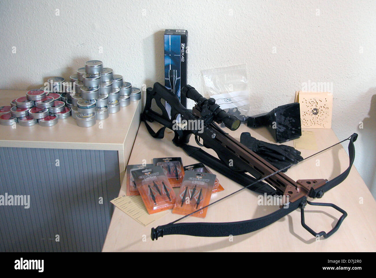 Une arbalète, arme à sous-munitions et accessoires sont présentés lors d'une conférence de presse de la police dans la région de Jena, Allemagne, 08 mai 2013. Un animal présumé agresseur pris de Thuringe a attiré l'attention de la police pour lui-même par l'achat d'armes sur internet. Photo : Katrin ZEIß Banque D'Images