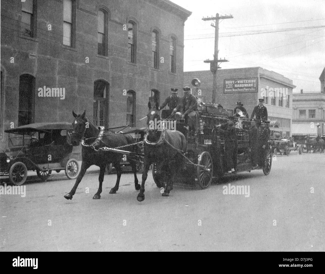 Photographie historique du service d'incendie de Corvallis, qui fait partie des archives de l'université d'État de l'Oregon. Il documente les efforts de lutte contre les incendies du département dans le comté de Benton, Oregon, capturant l'histoire des pompiers du début du XXe siècle. Banque D'Images
