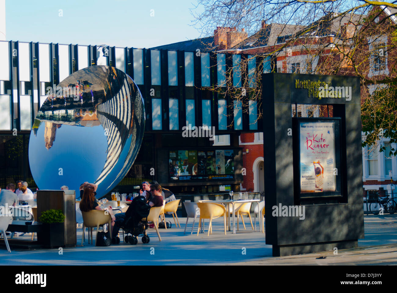 Le Nottingham Playhouse et Sky Mirror, Wellington, cirque, Nottingham, Angleterre, Royaume-Uni. Banque D'Images