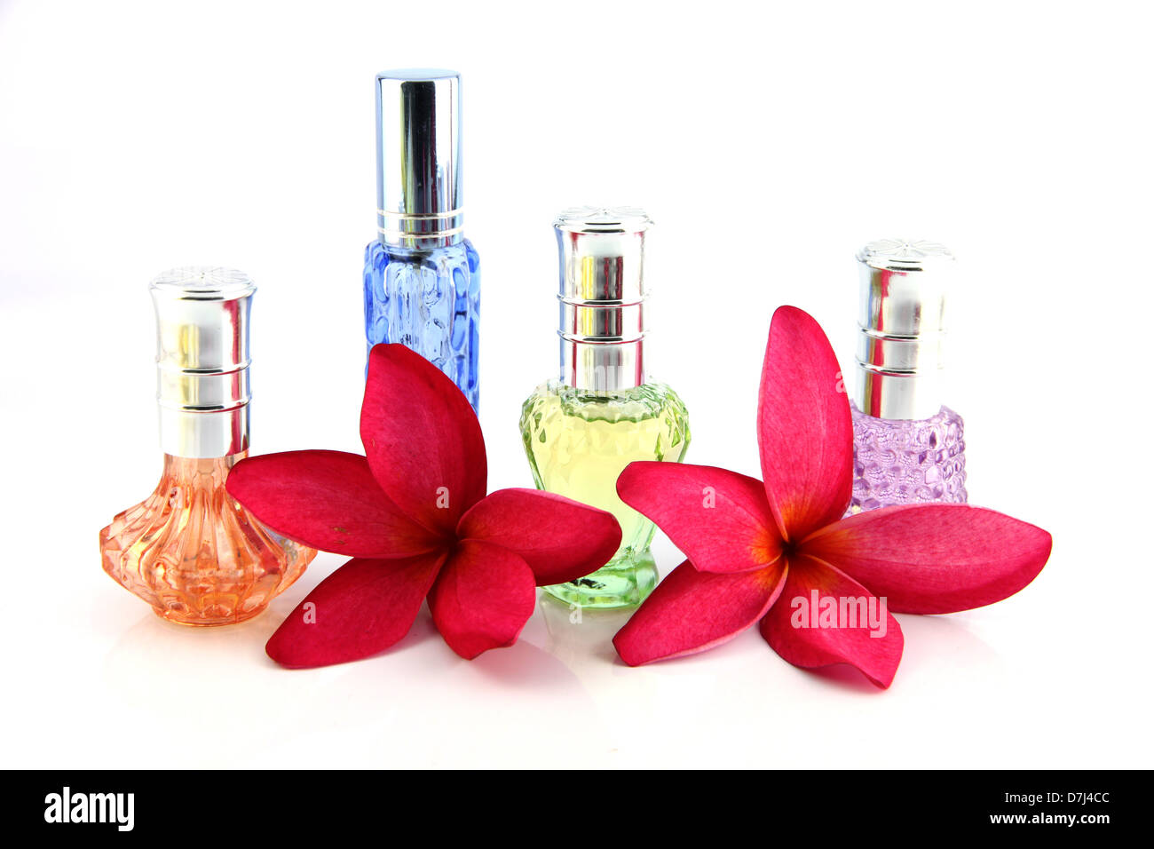 Les fleurs rouge et orange,vert,bleu,Violet des flacons de parfum sur le fond blanc. Banque D'Images