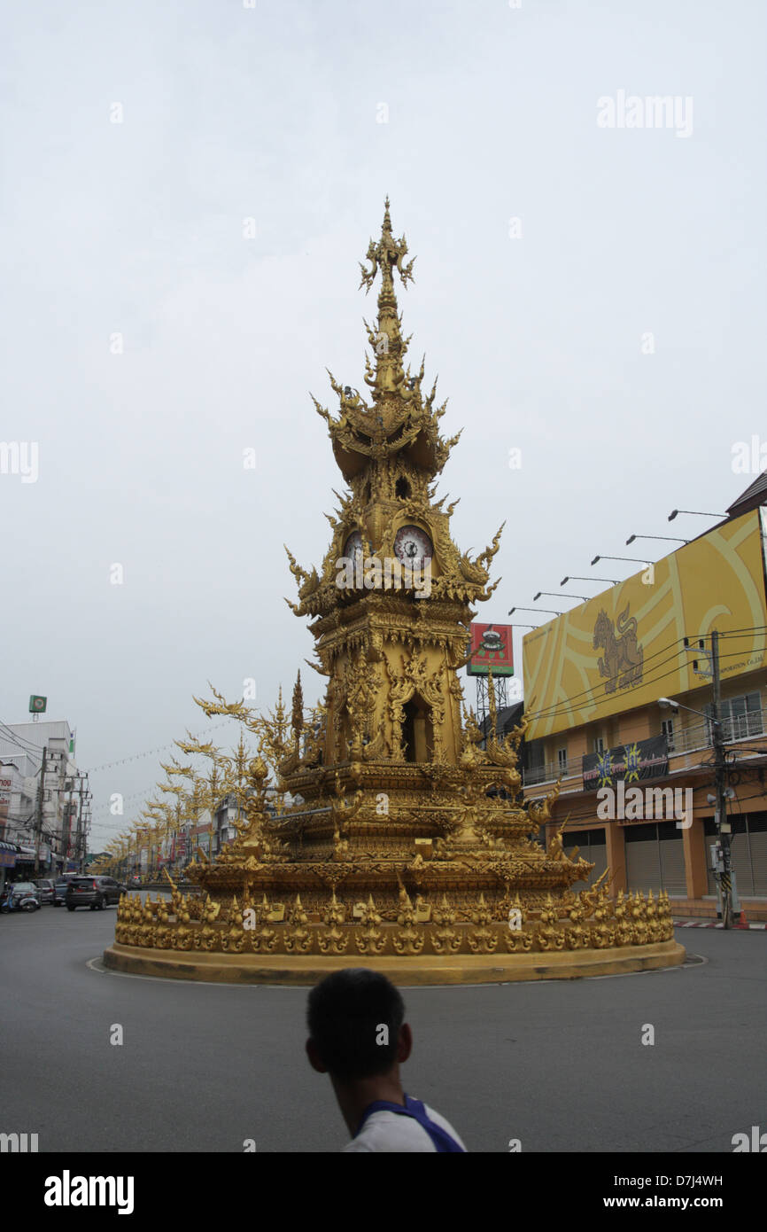 Tour de l'horloge d'or sur la rue main dans la province de Chiang Rai, Thaïlande Banque D'Images