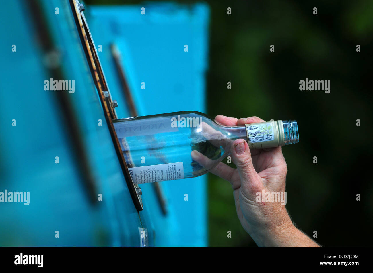 Recycler une bouteille en verre Banque D'Images