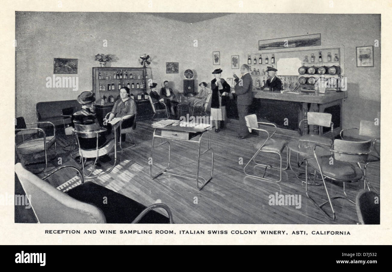 Photographie d'une salle de réception et de dégustation de vins datant d'environ 1940, mettant en valeur le décor et l'atmosphère des événements sociaux du début du XXe siècle. L'image souligne l'élégance du design intérieur et des rassemblements sociaux de l'époque. Banque D'Images