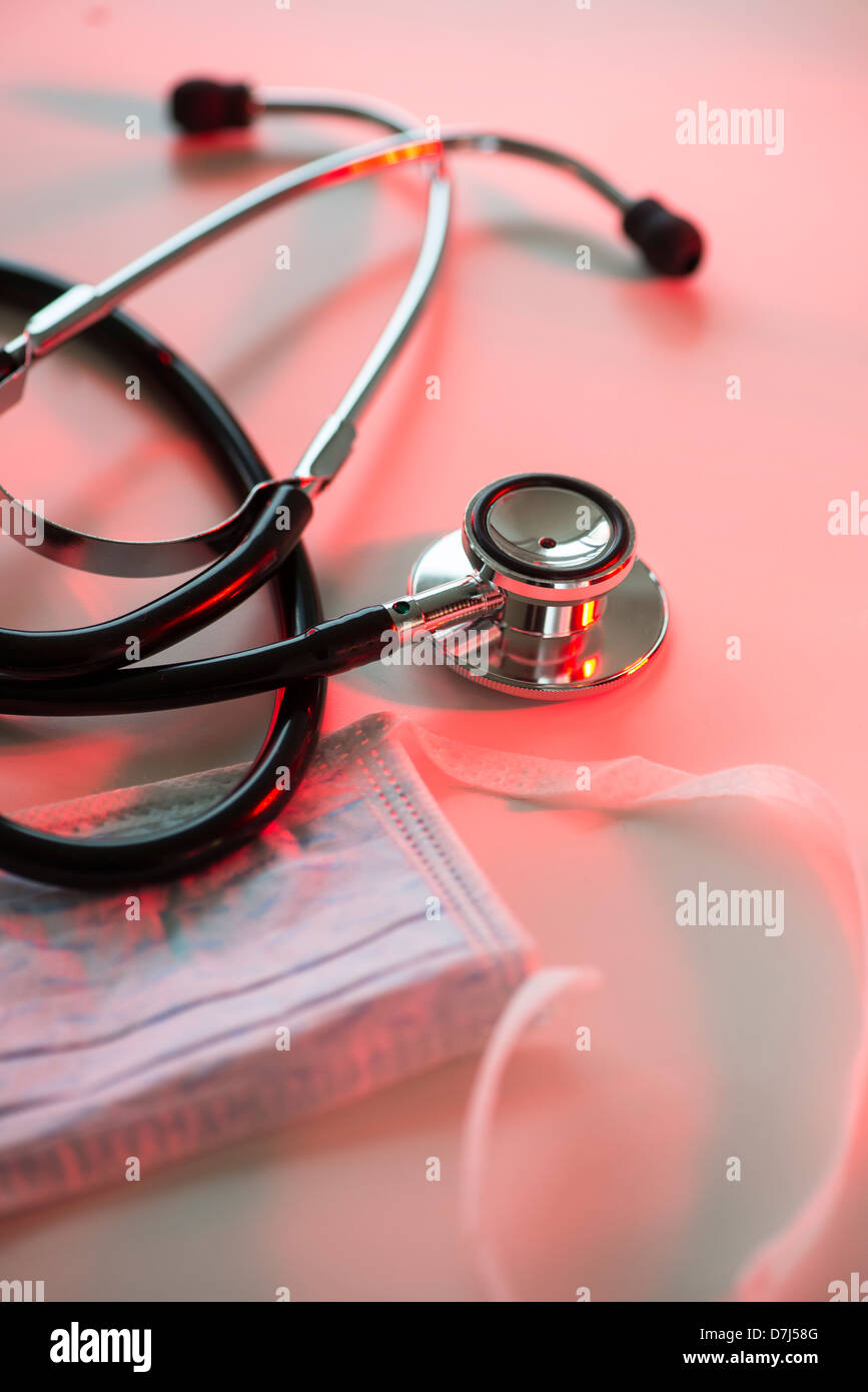 Close up de stéthoscope et masque chirurgical, studio shot Banque D'Images