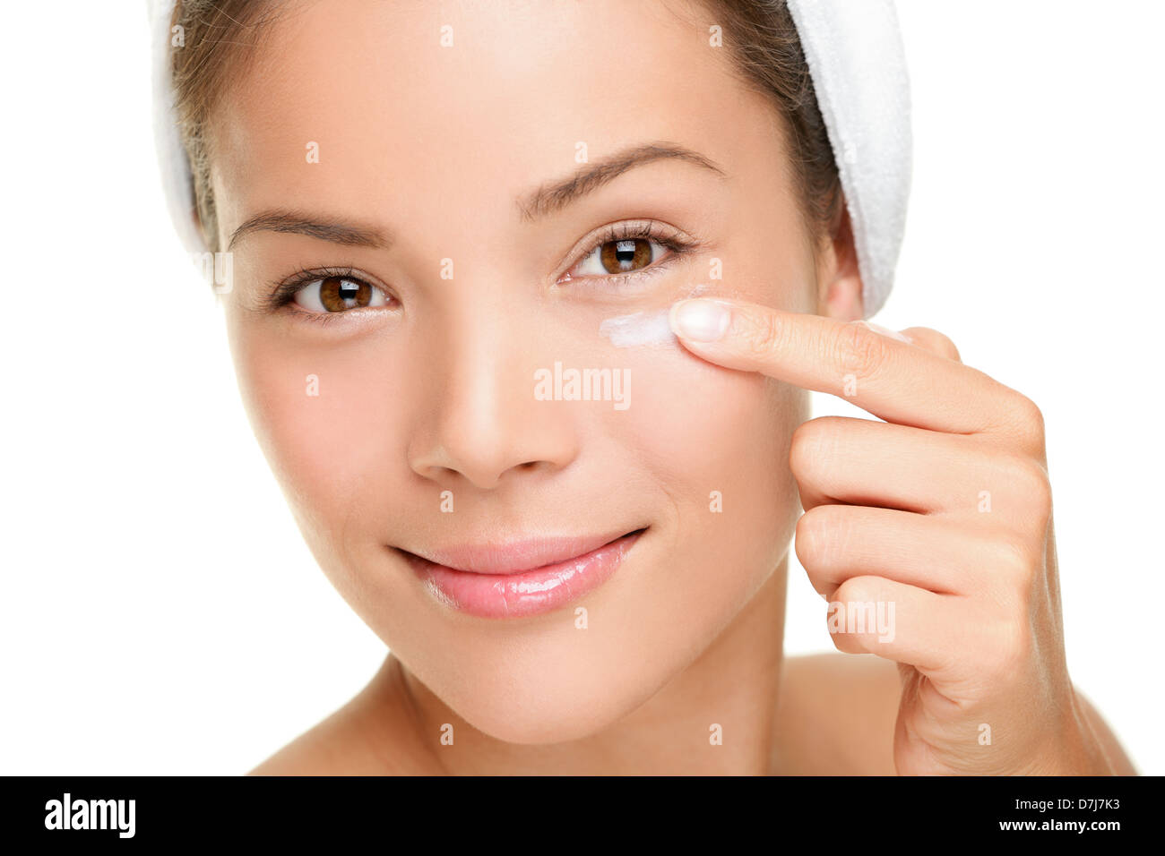 Crème visage woman crème pour la peau sous les yeux. Beauté Crème contour des yeux, crème de ride ou anti-âge crème de soin de peau Banque D'Images