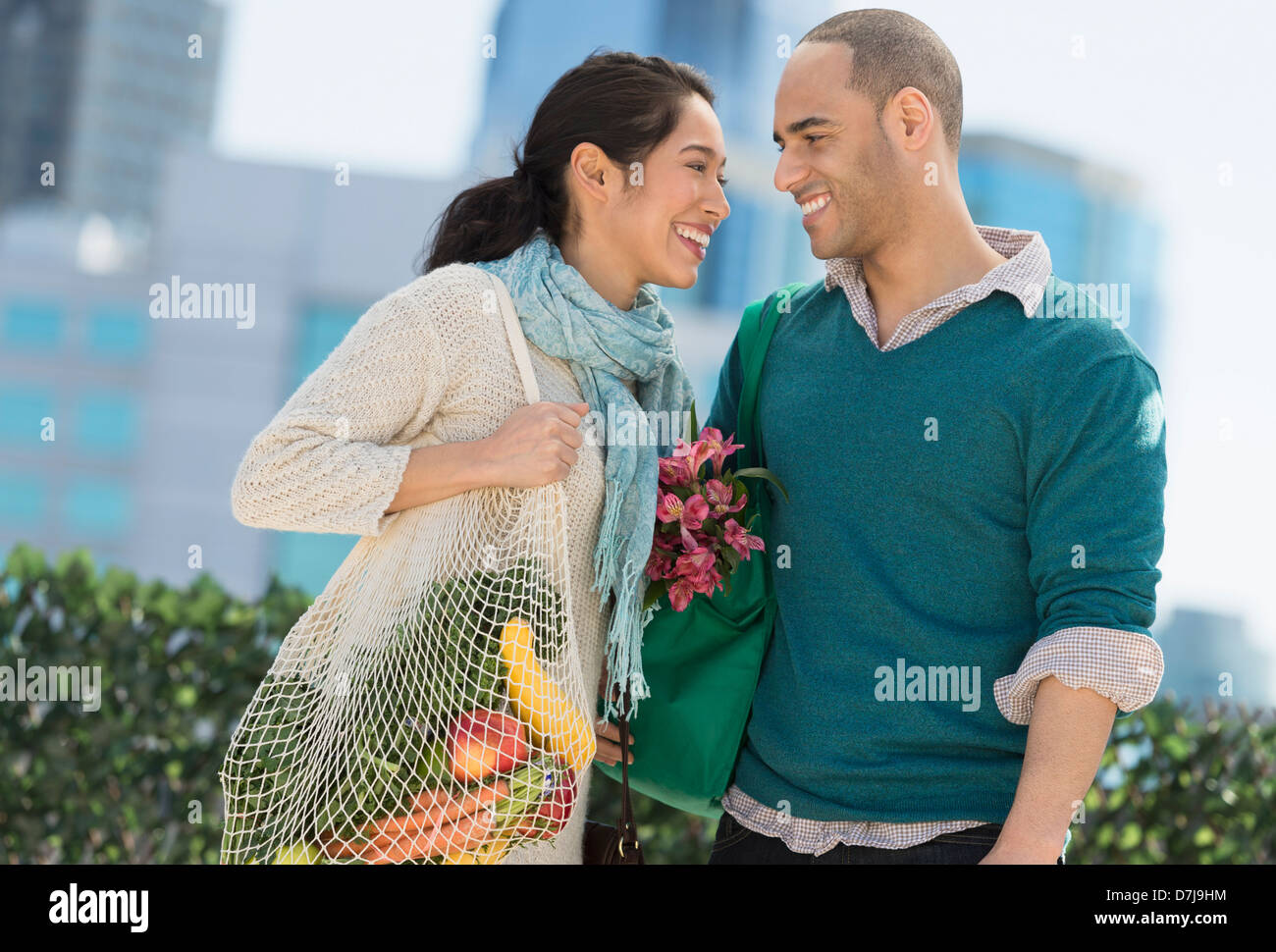 Couple heureux avec des sacs d'épicerie Banque D'Images