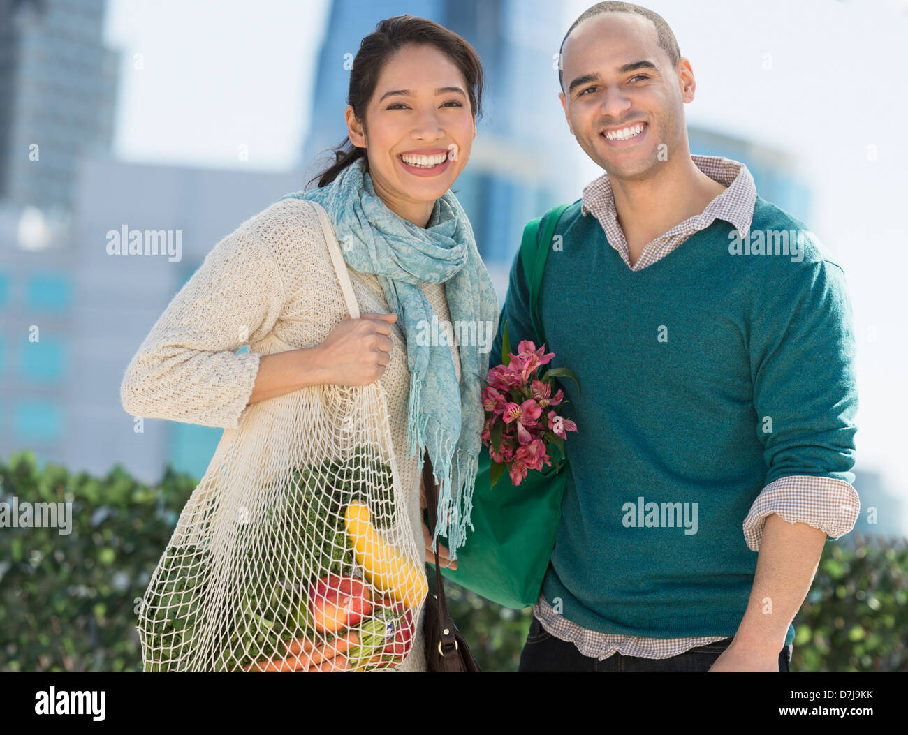 Portrait of happy couple avec des sacs d'épicerie Banque D'Images