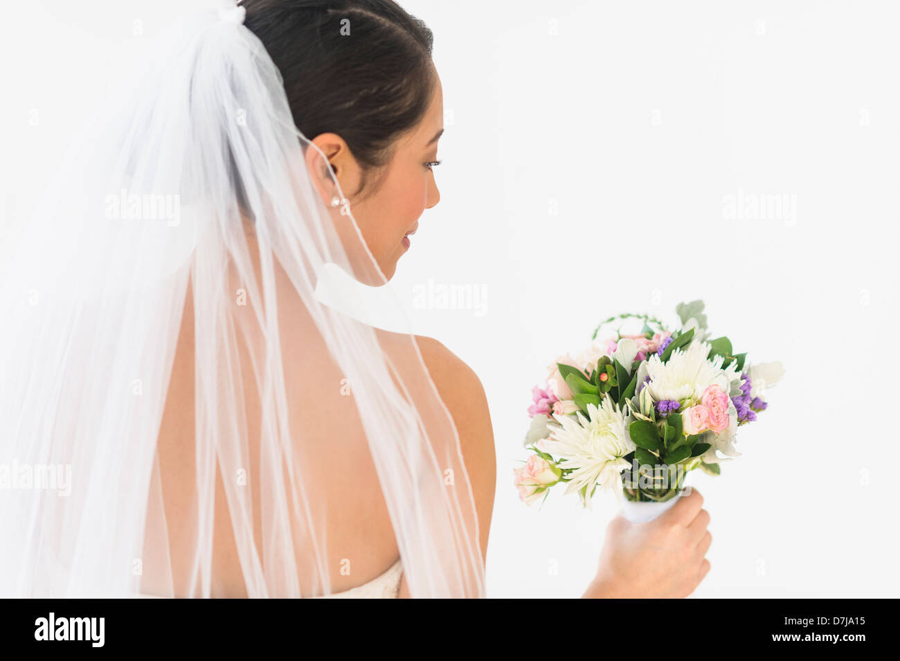 Portrait of bride holding bouquet voile en Banque D'Images