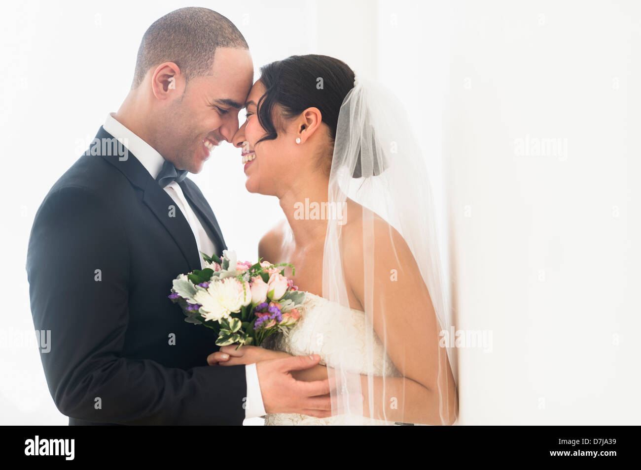 Portrait de couple de jeunes mariés Banque D'Images