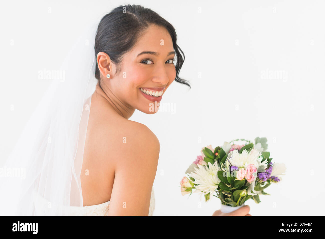 Portrait of bride holding bouquet voile en Banque D'Images