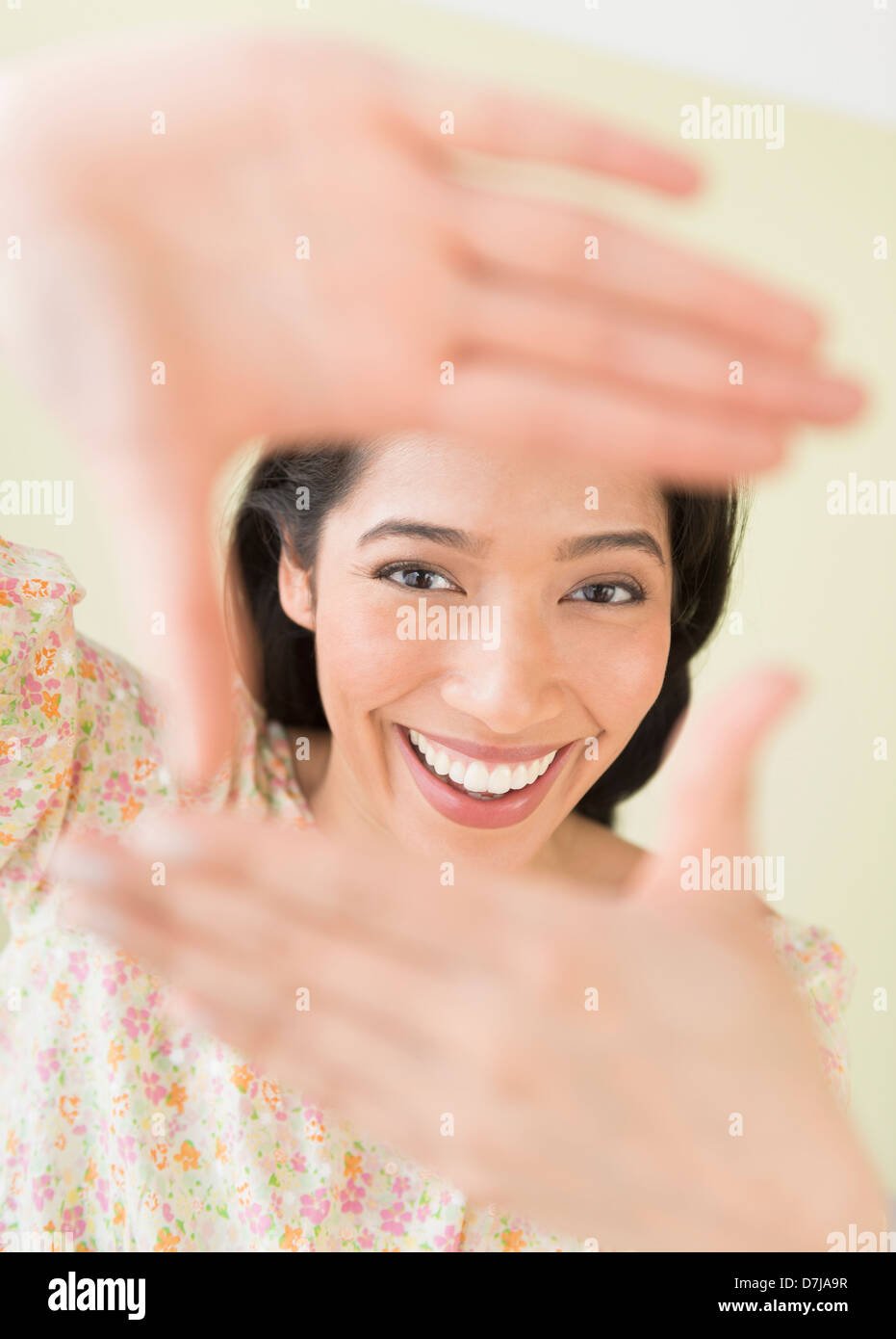 Jeune femme à la main par frame Banque D'Images