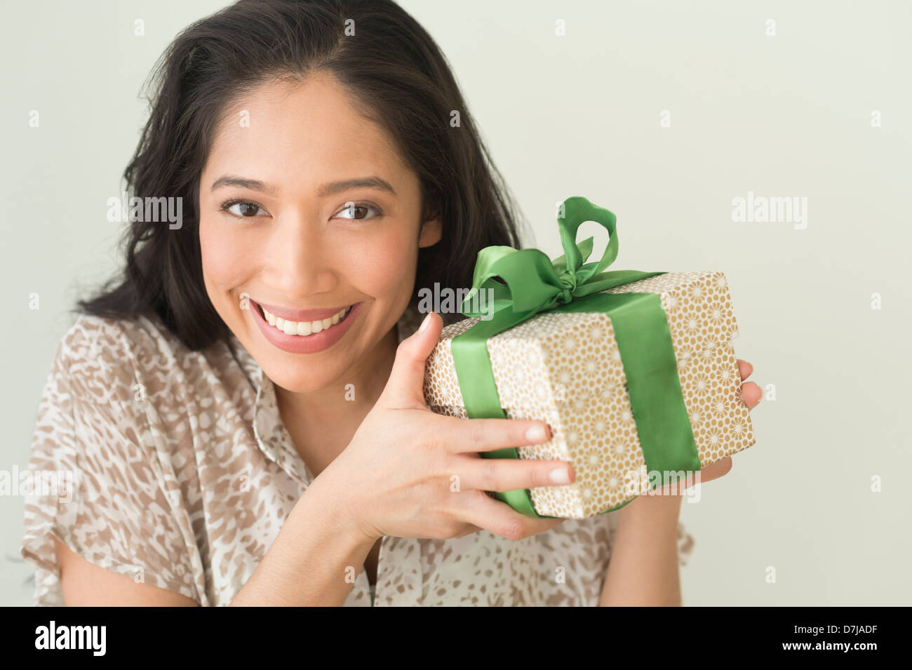 Young woman holding wrapped gift Banque D'Images