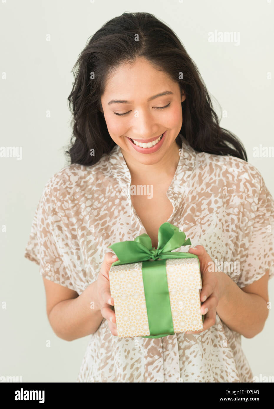 Young woman holding present Banque D'Images