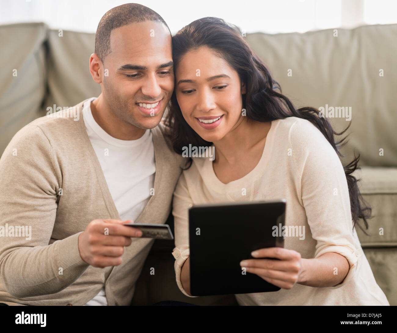 Jeune couple à l'aide de tablettes numériques Banque D'Images