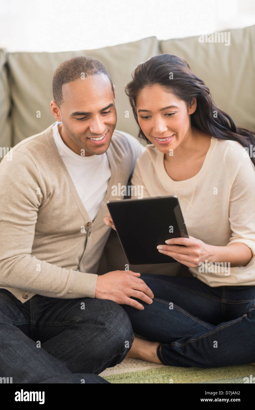 Jeune couple à l'aide de tablettes numériques Banque D'Images