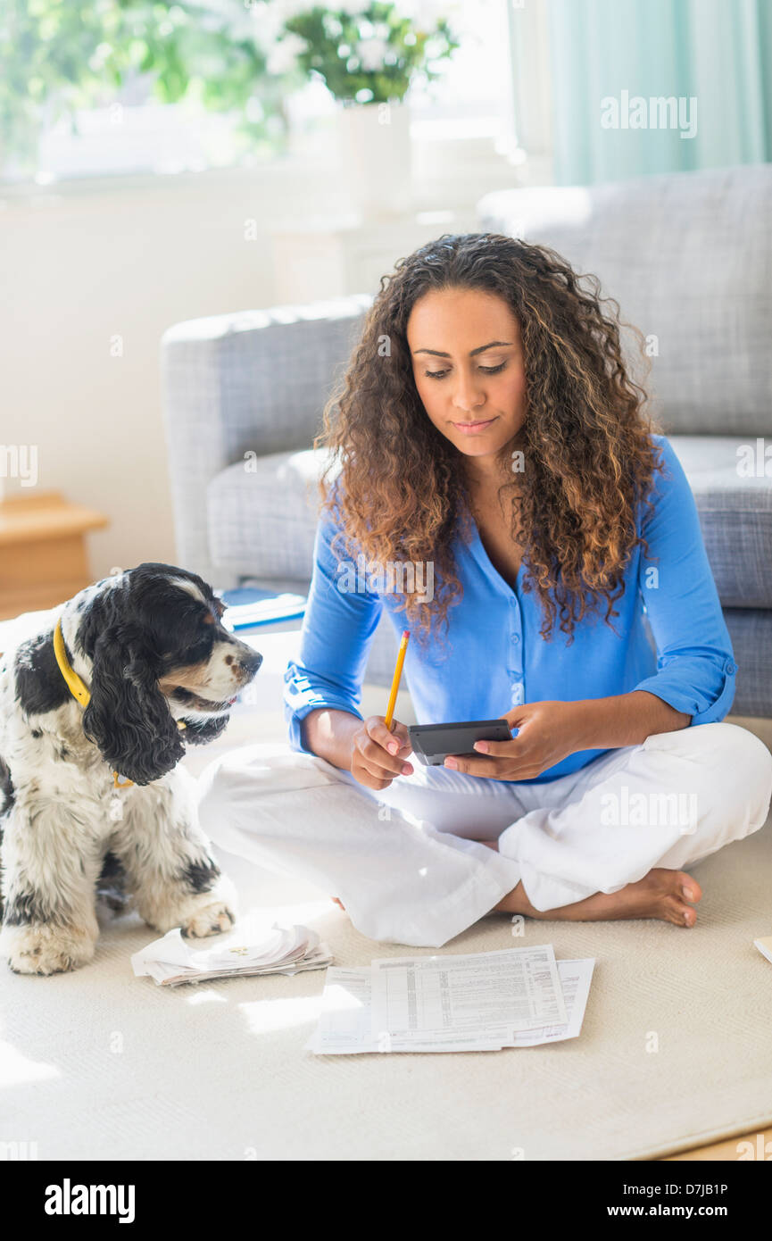 Jeune femme portant sur home finances Banque D'Images