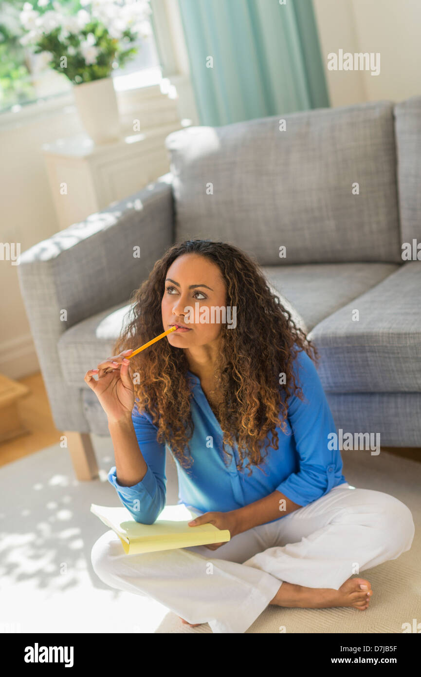 Jeune femme portant sur home finances Banque D'Images