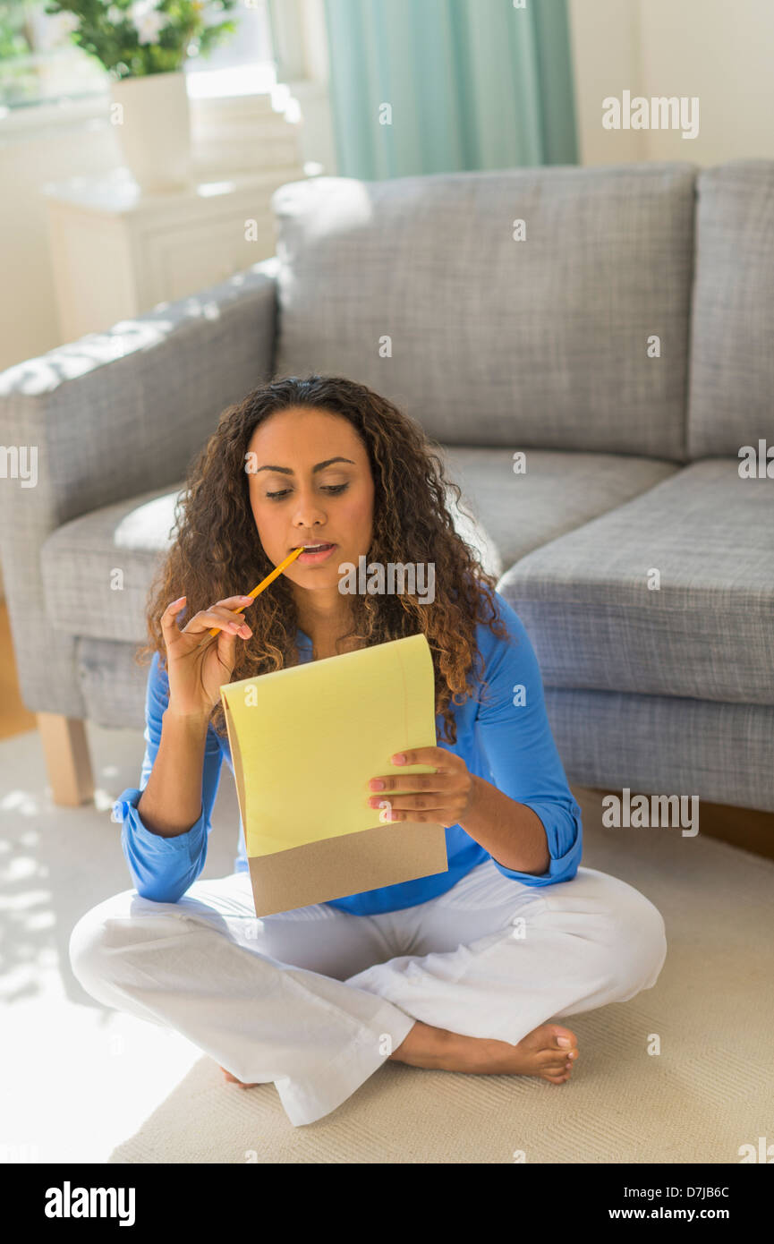 Jeune femme portant sur home finances Banque D'Images