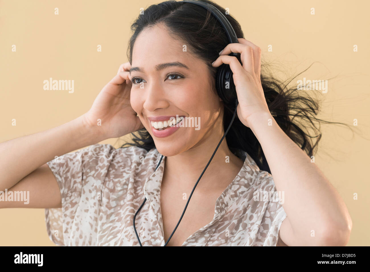 Portrait of young woman in headphones Banque D'Images