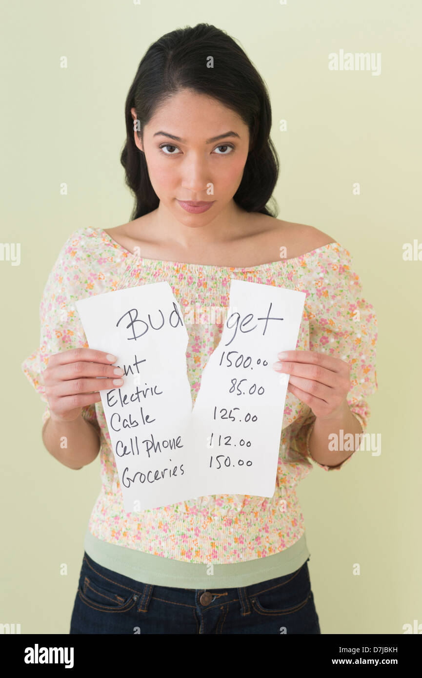 Jeune femme avec torn liste des dépenses Banque D'Images