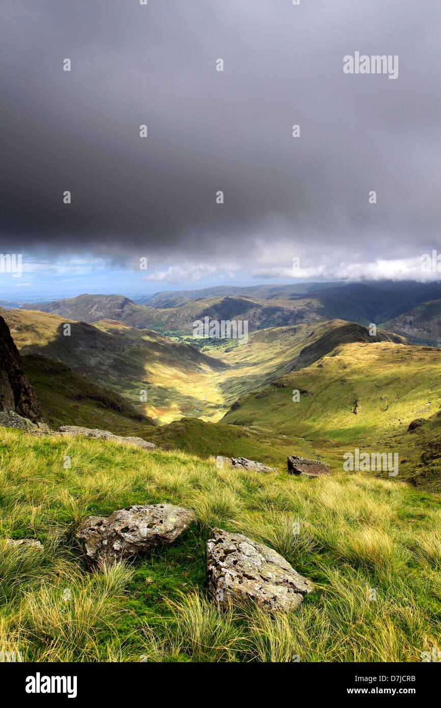 Dovedale Valley, à partir de la crête du sommet du rocher Hart tomba, Fairfield Horseshoe fells, Parc National de Lake District, Cumbria County Banque D'Images