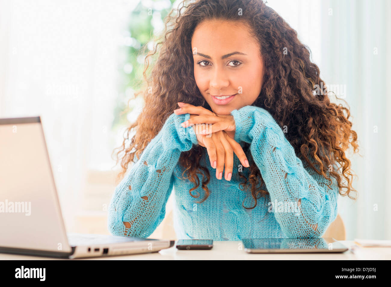 Young woman using laptop at home office Banque D'Images