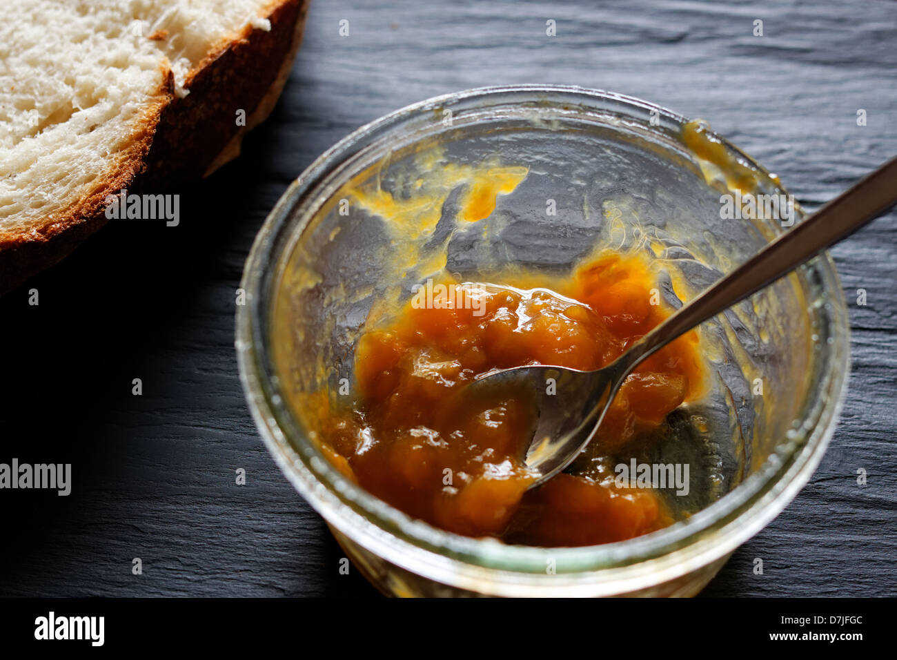 Chutney de rhubarbe avec du pain. Banque D'Images