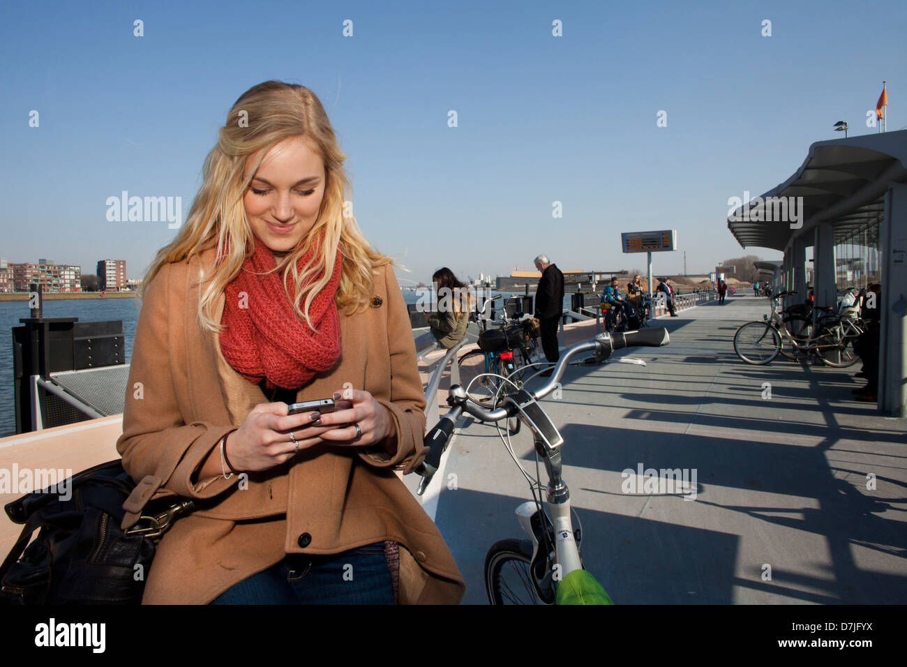 Location de vélos vélos vélo bateau bus blonde communi Banque D'Images