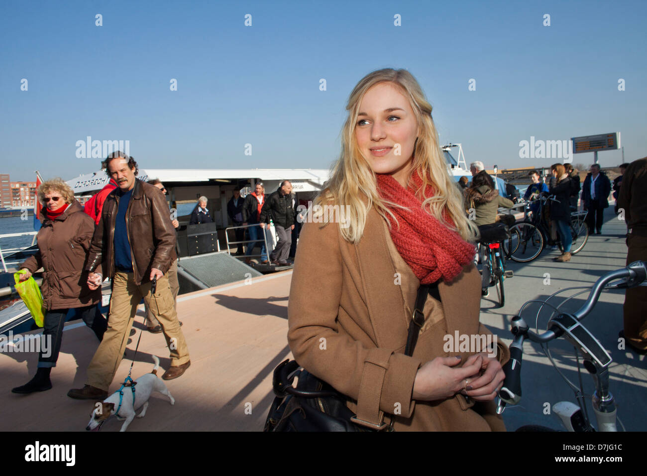 Location de vélos vélos vélo bateau navette bus blonde Banque D'Images