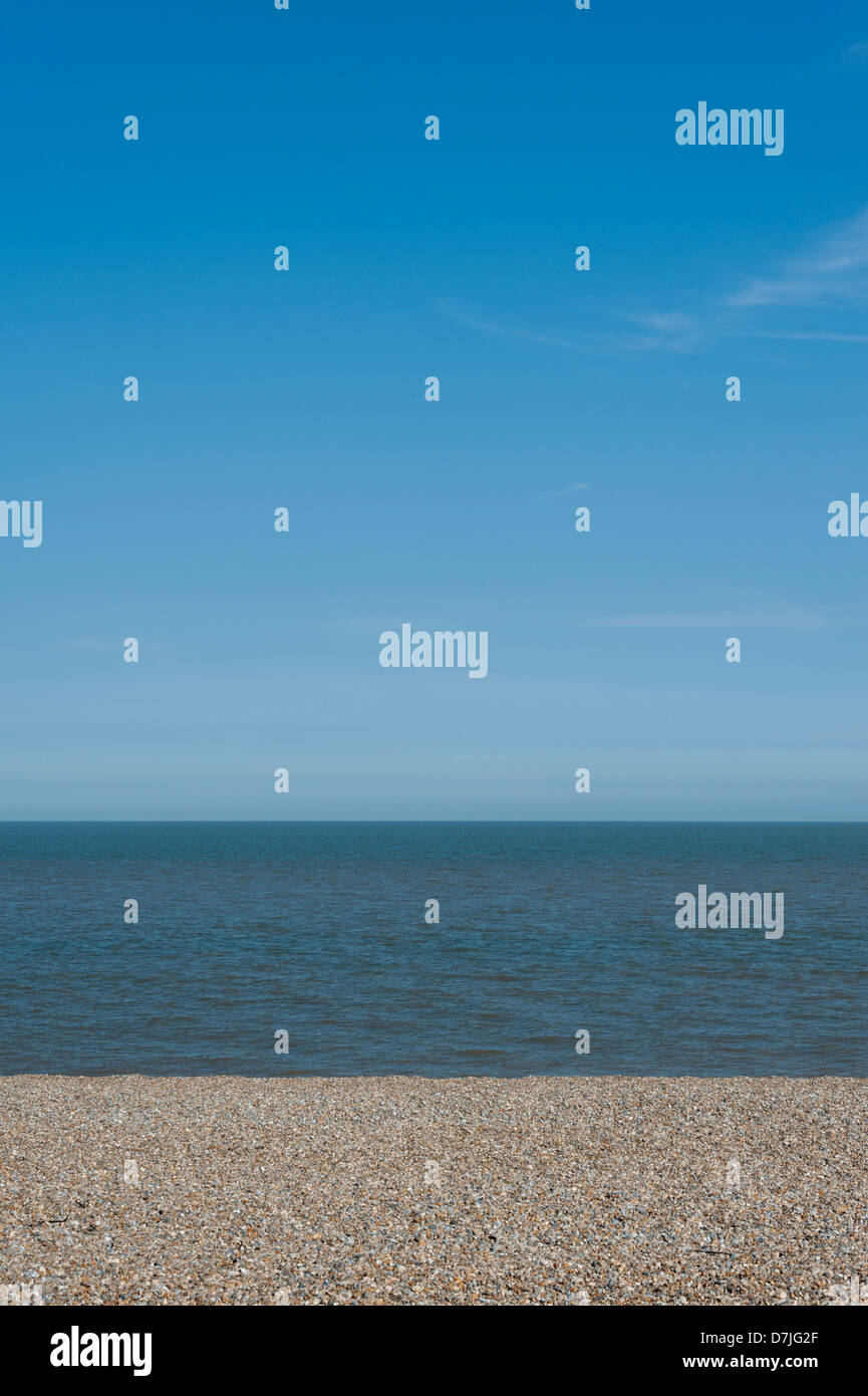 Un paysage d'un désert vide plage de galets à Suffolk Aldeburgh UK Banque D'Images