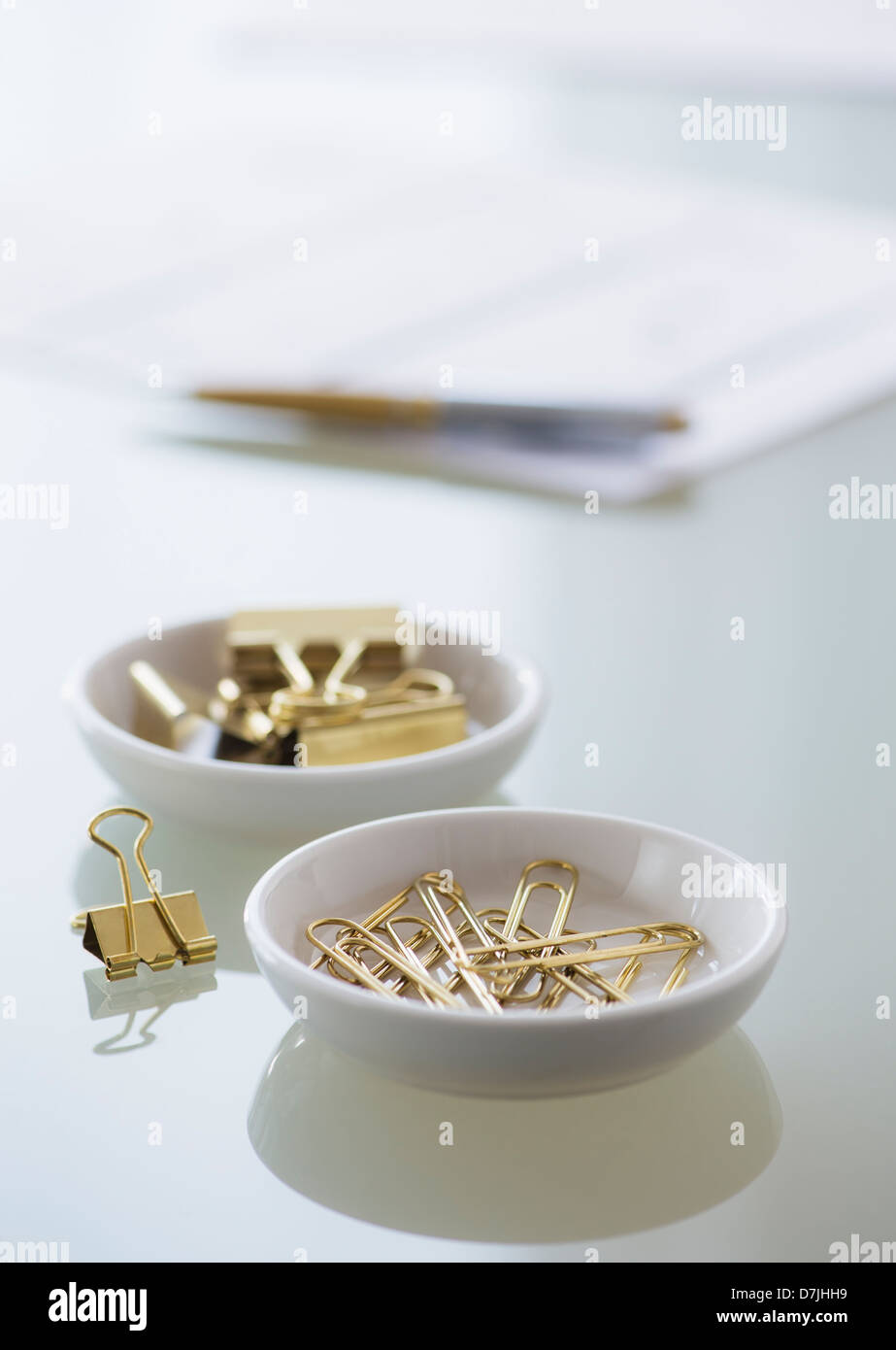 Close-up of paper clip et clip binder Banque D'Images