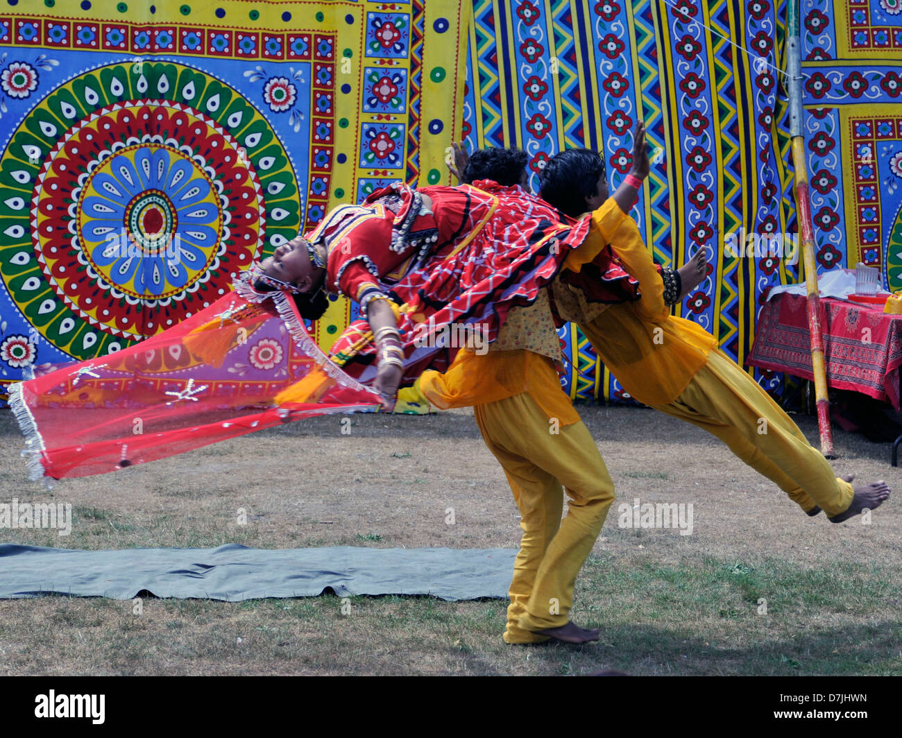 Les danseurs du Moyen-Orient,tapis,colorés.trois personnes,jaune,artistes,rouge,bleu,sortir,swinging Banque D'Images