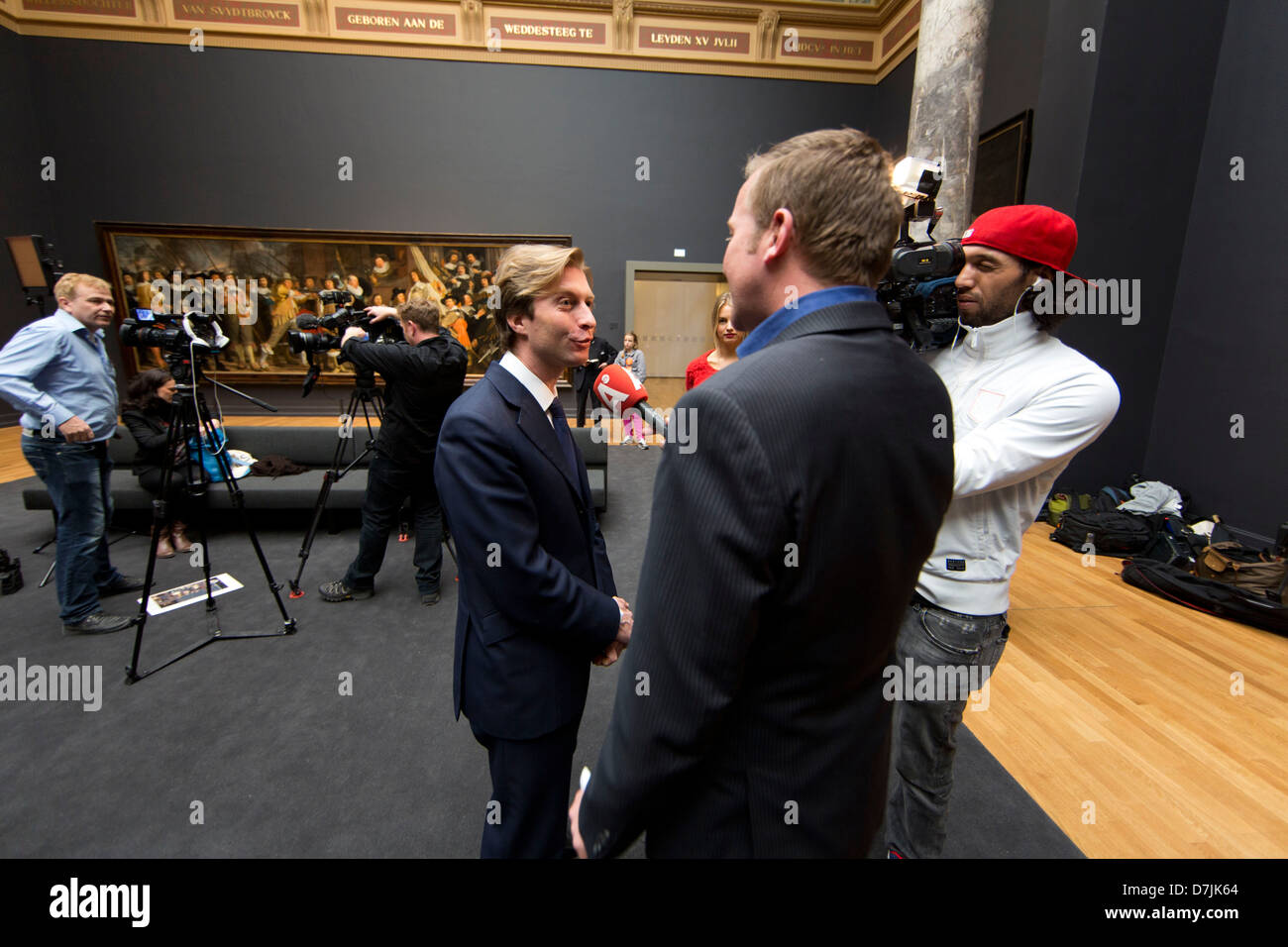 Les entrevues de médias néerlandais Taco Dibbits, directeur des collections à l'ouverture du Rijksmuseum, après avoir été fermée pendant de nombreuses ye Banque D'Images