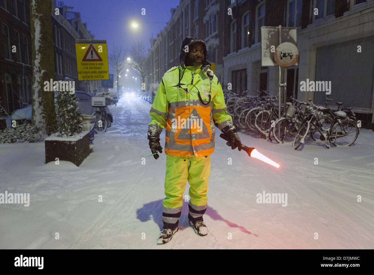 Contrôleur du trafic dans Amsterdam neigeux Banque D'Images
