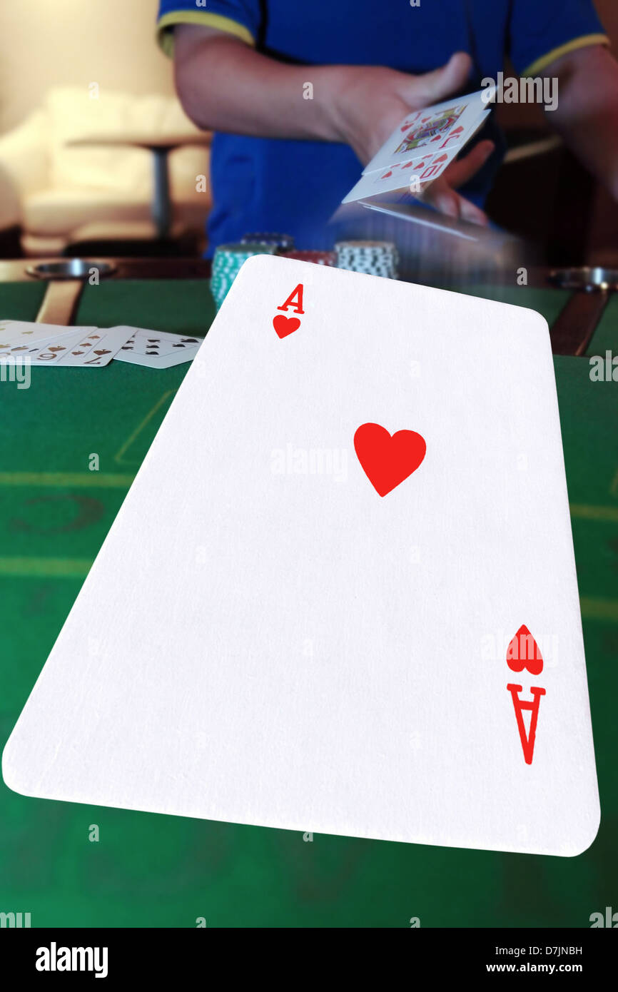 Poker joueur arrivé dans les cartes avec l'as de cœur dans l'avantplan