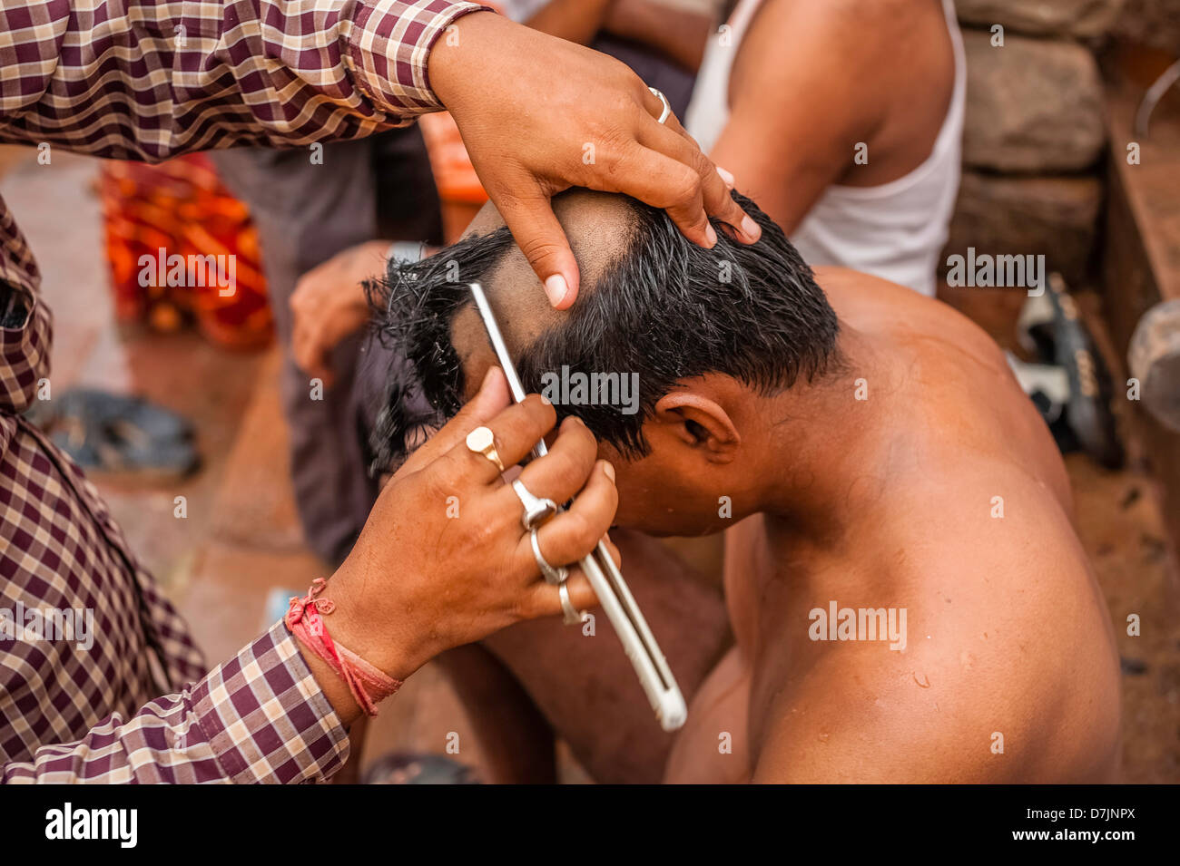 Le rasage des cheveux de l'homme dans le cadre de rituels religieux hindous  au décès d'un membre de la famille à Varanasi, Uttar Pradesh, Inde Photo  Stock - Alamy
