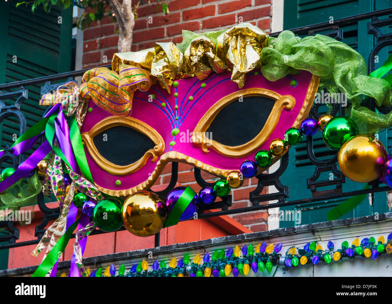 Etats Unis, New Orleans, Louisiane, masque Mardi Gras accroché sur le balcon balustrade Banque D'Images