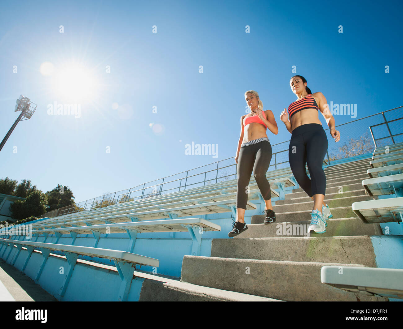 USA, Californie, Los Angeles, deux femmes walking down steps Banque D'Images
