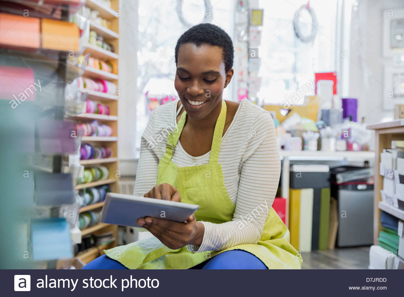 Femme propriétaire de petite entreprise la prise d'inventaire with digital tablet Banque D'Images