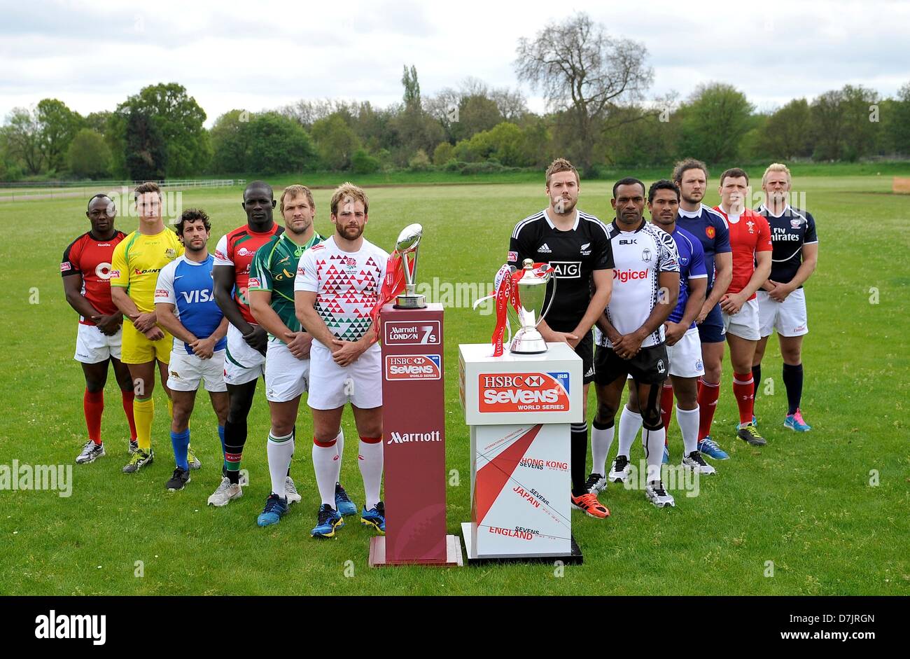 Barnes, en Angleterre. À 7 Capitaines (L-R) Nanyak Dala du Canada, Ed Jenkins de l'Australie, de l'Argentine, Nicolas Bruzzone Andrew Amonde du Kenya, Frankie Horne de l'Afrique du Sud, Angleterre, Rob Vickermanof Mikkelson Tim de Nouvelle-Zélande, Setefano Cakau de Fidji, l'AFA Aiono du Samoa, Vincent Deniau de France, Adam Thomas de galles et Matt Hawkins des USA avec les Marriott London Sevens trophy au cours de l'appel de la photo pour le lancement du Marriott London Sevens au Marathon de Londres, Pavillon Barn Elms playing fields le 8 mai 2013 dans Barnes, en Angleterre. Alamy Live News Banque D'Images