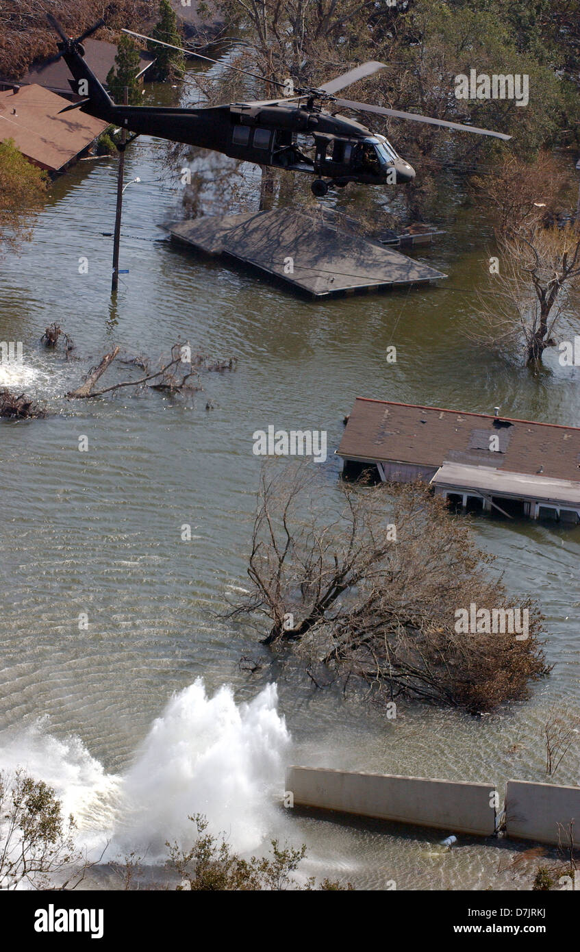 Vue aérienne d'un hélicoptère Blackhawk de l'abandon des sacs en une violation de digue pour arrêter l'inondation causée par l'ouragan Katrina le 8 septembre 2005 à New Orleans, LA. Banque D'Images