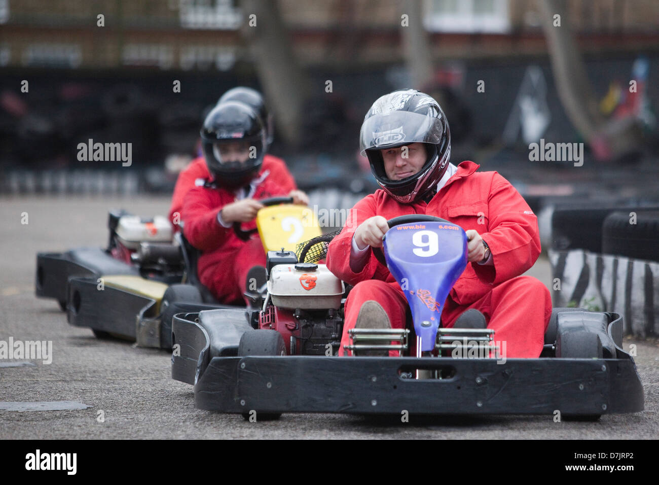 Le maire de Londres Boris Johnson va faire du karting dans un boiler suit à l'appui d'un organisme de bienfaisance Banque D'Images