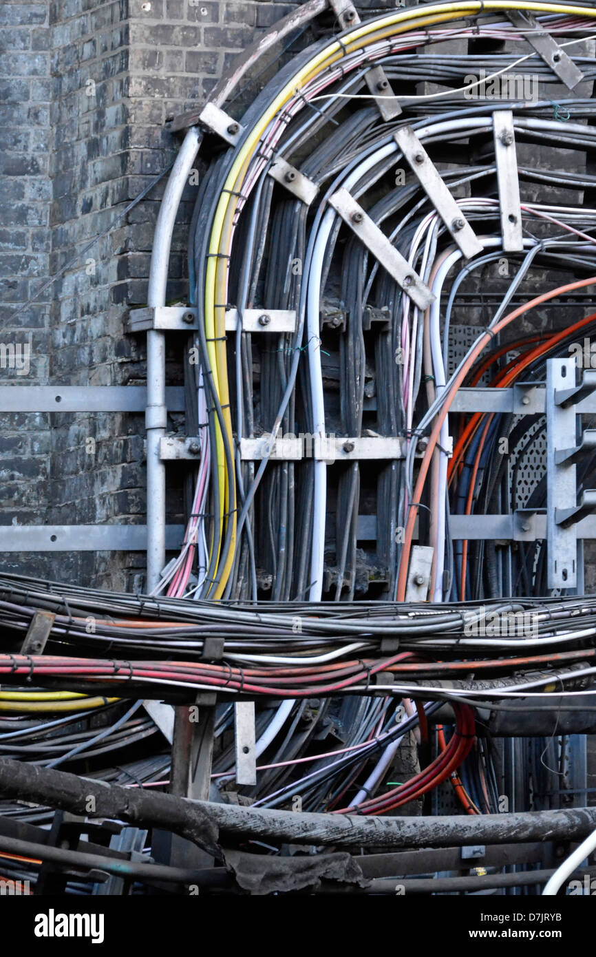 Câbles d'énergie électrique courbés sur le cadre mural alimentant les voies ferrées et les signaux électriques sur le réseau ferroviaire du métro de Londres Londres Angleterre Royaume-Uni Banque D'Images
