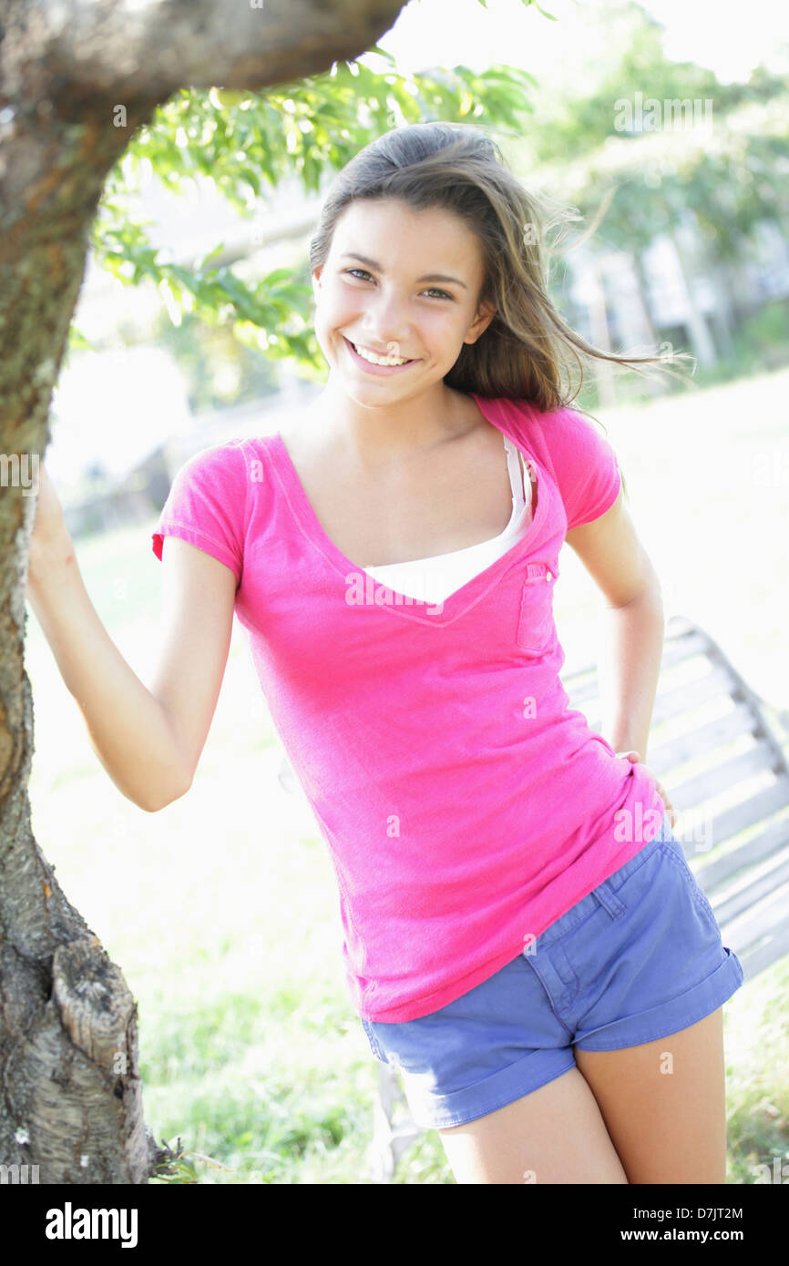 Portrait of Girl (12-13) standing by tree Banque D'Images