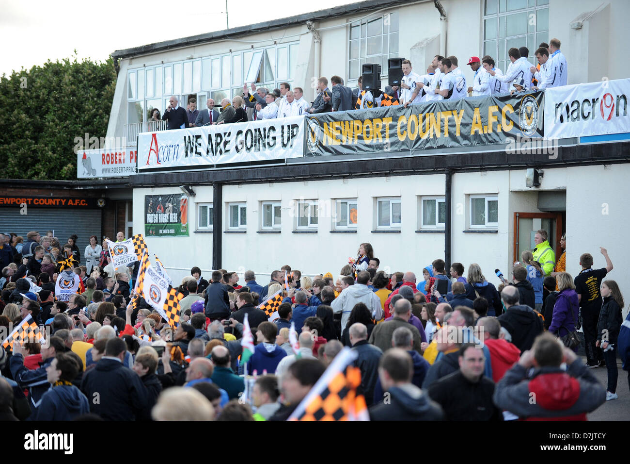 Newport, Pays de Galles, Royaume-Uni. 8 mai 2013. 080513 Newport County FC célèbrent leur retour à la Ligue de football avec une revue de la victoire sur un bus à toit ouvert à travers le centre-ville de Newport. Crédit : Matthieu Horwood / Alamy Live News Banque D'Images