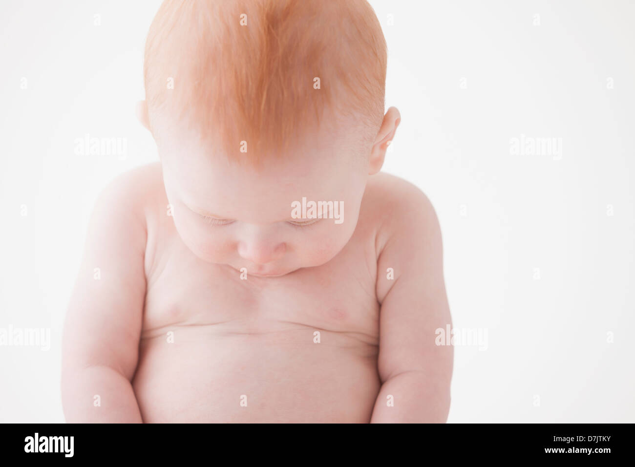 Naked baby boy (18-23 mois) en regardant son ventre Banque D'Images